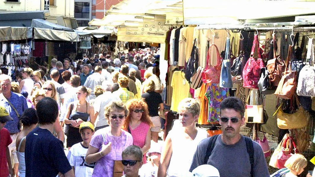 Il tradizionale mercato del mercoledì di Luino