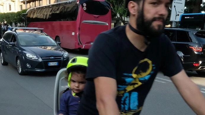 La mobilitazione di pedoni e ciclisti "Vogliamo avere più spazio in città" La mobilitazione di pedoni e ciclisti "Vogliamo avere più spazio in città"