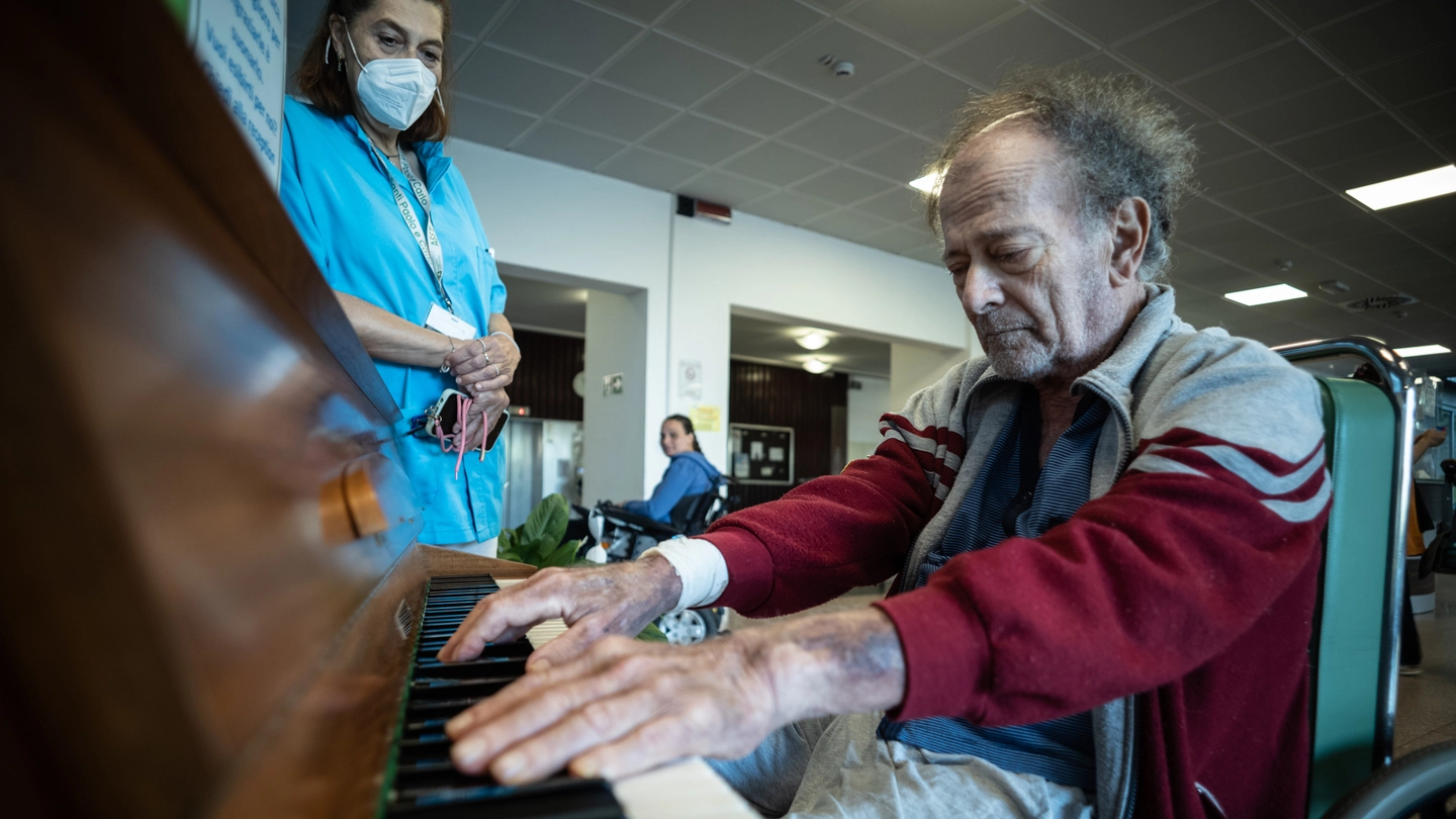 All’ingresso del San Carlo è stato portato un piano frutto di donazione All’ingresso del San Carlo è stato portato un piano frutto di donazione