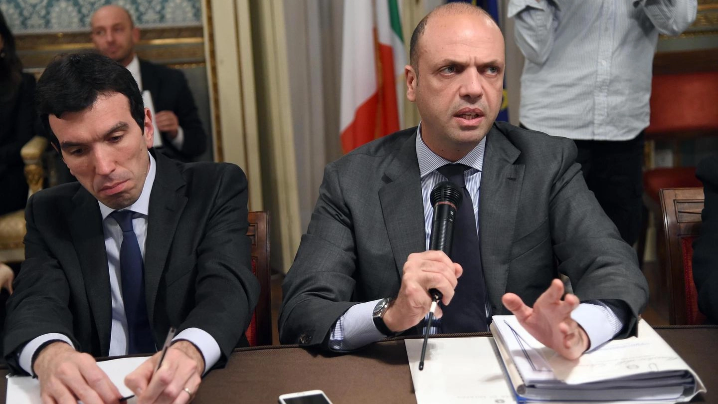 Il ministro dell'Interno Angelino Alfano e il ministro delle Politiche Agricole Maurizio Martina