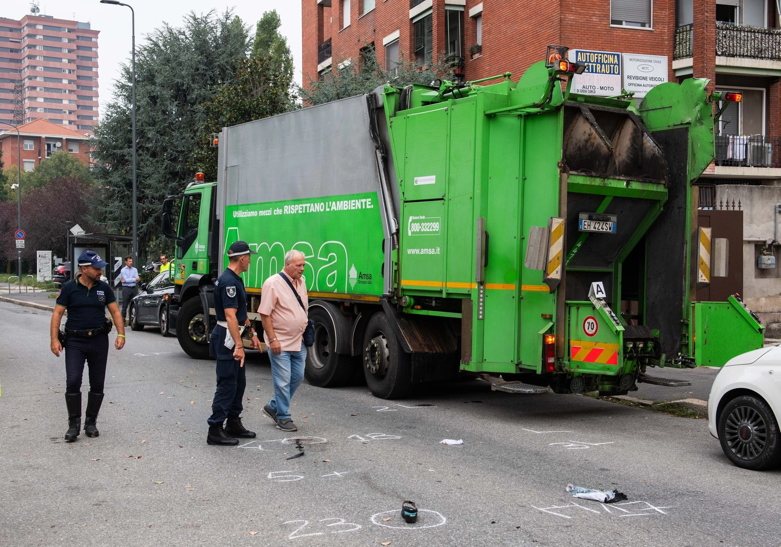 Milano, incidente in via Trasimeno: mezzo Amsa travolge e uccide una donna