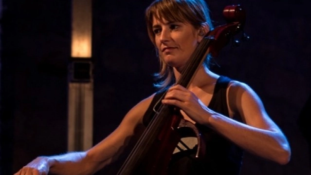 Giulia Monti è laureata al Conservatorio di Milano in violoncello