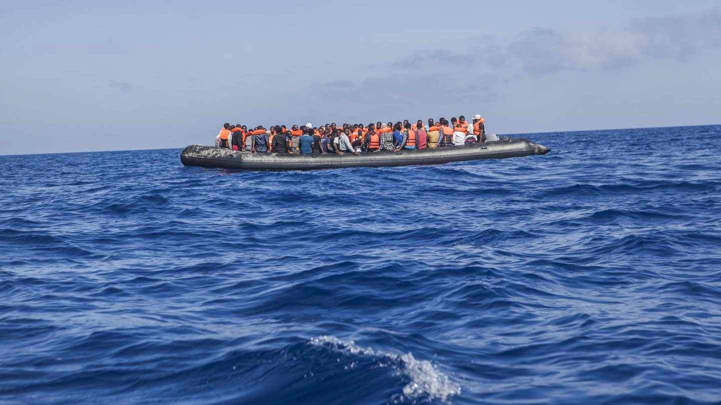 Migranti in mare (Ansa)