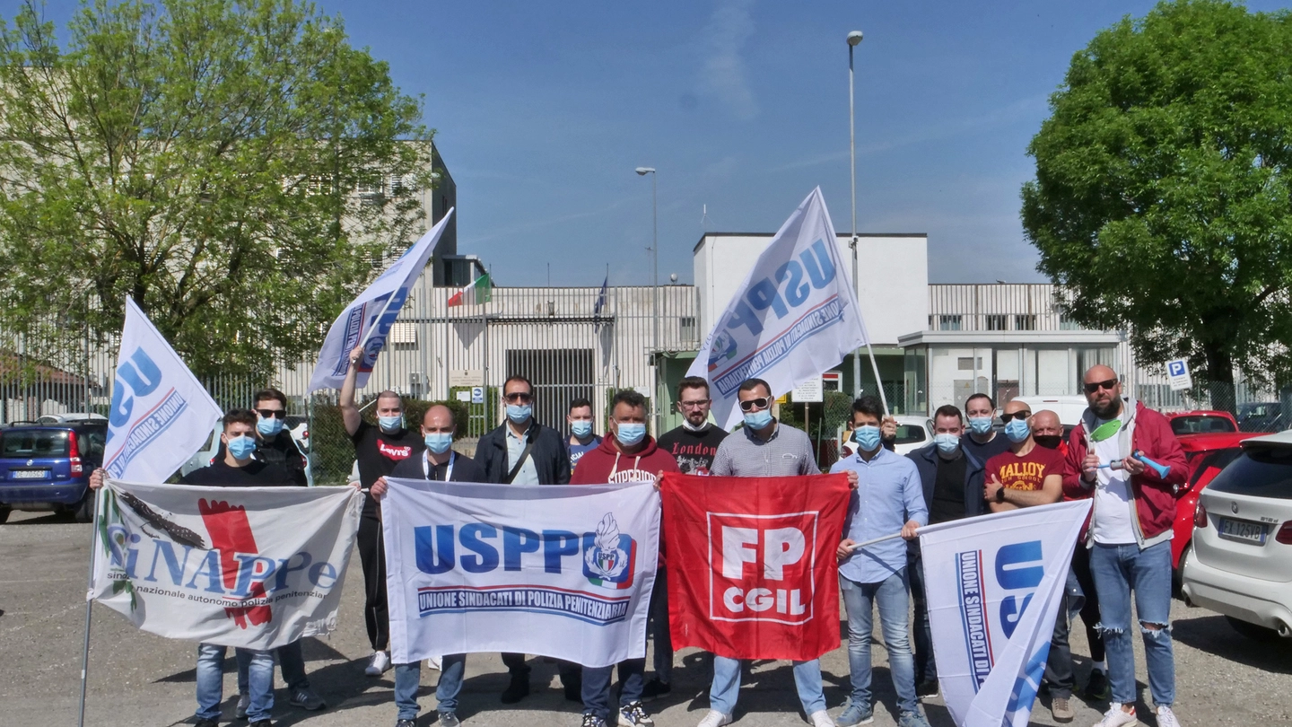 La protesta dei sindacati davanti al carcere di Voghera