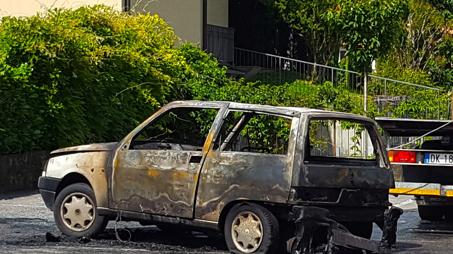 L'auto usata dai rapinatori incendiata dopo la fuga