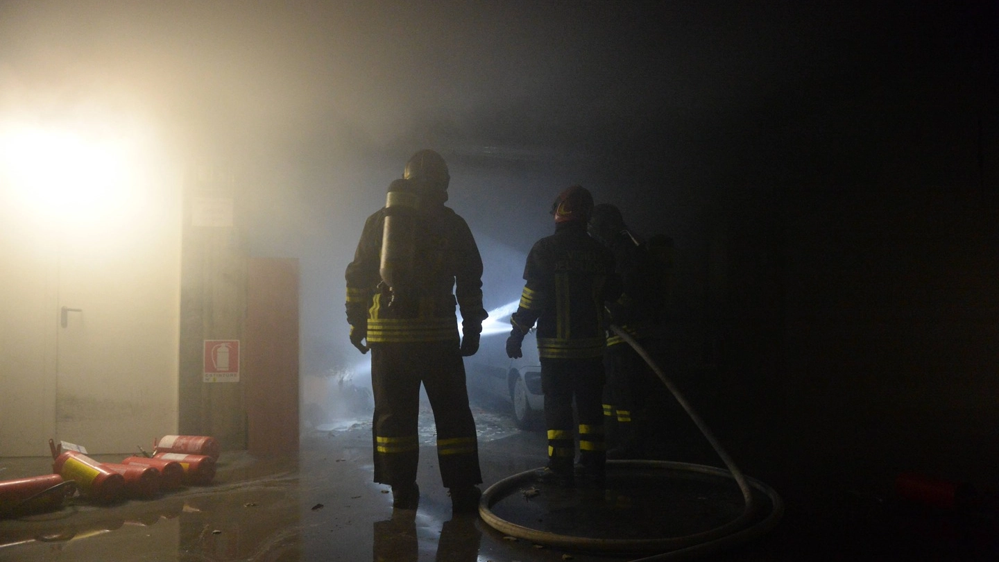 Incendio in garage (foto di repertorio)