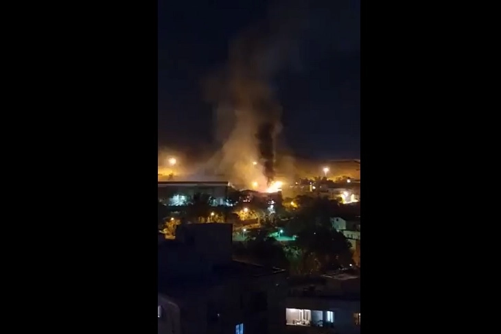 La colonna di fumo che si alza dal carcere di Evin (Dire)