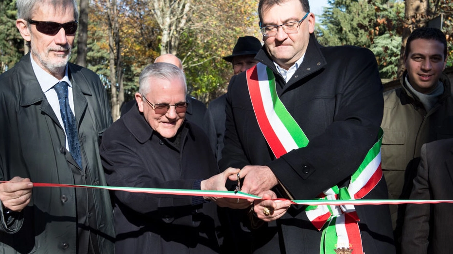 L’assessore Gianluigi Forloni, padre Giuseppe Bellorini e il sindaco Pietro Romano al taglio  del nastro (Spf)
