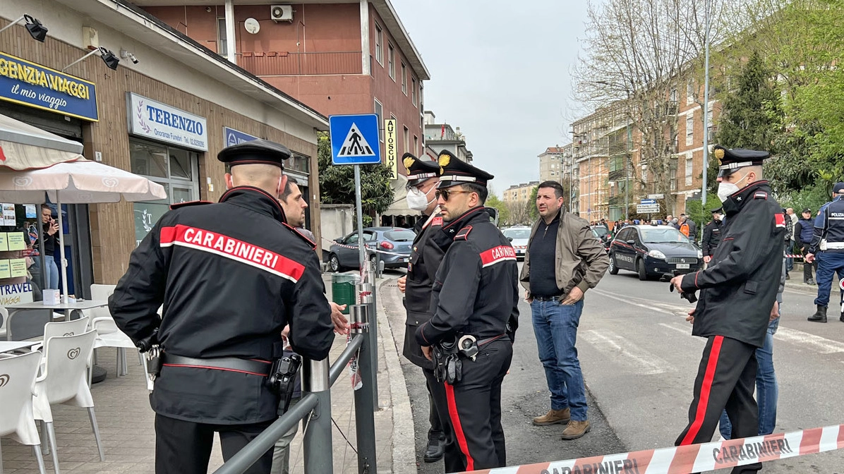 I carabinieri sul luogo del misterioso incidente, a Rozzano
