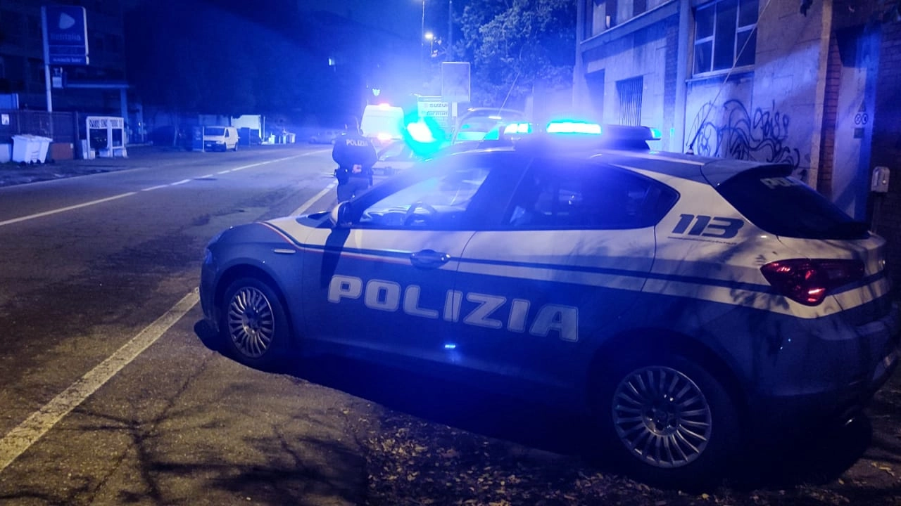Una volante della Polizia (foto di repertorio) Una volante della Polizia (foto di repertorio)