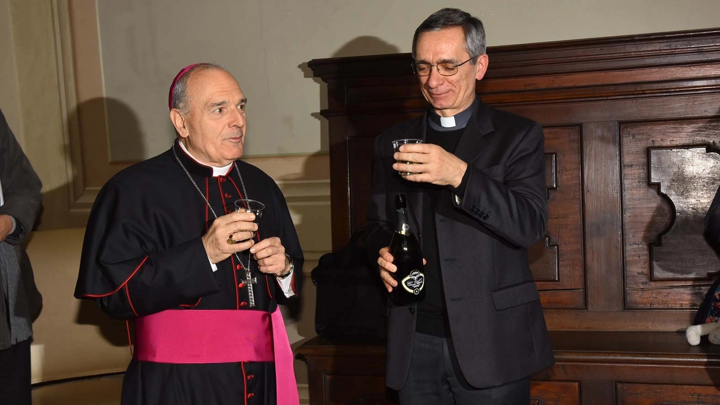 Don Daniele Gianotti, 59 anni (a destra) festeggia la nomina con il vescovo di Reggio Emilia monsignor Massimo Camisasca, 70 anni