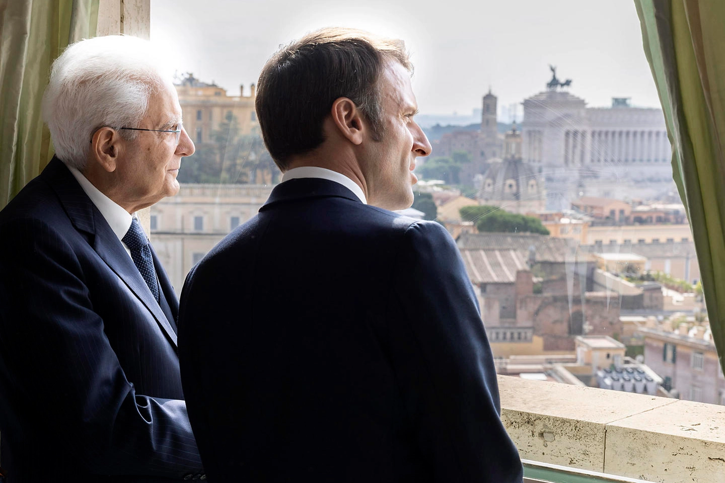 I presidenti Mattarella e Macron (Ansa)