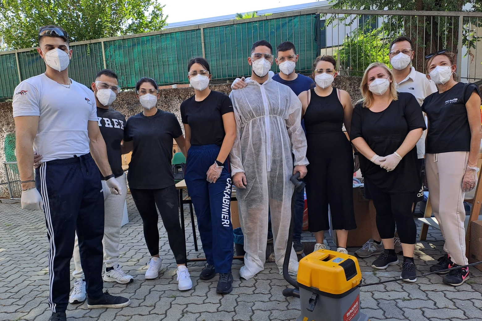 I carabinieri che hanno partecipato ai lavori di risistemazione dei locali di Milano Sospesa