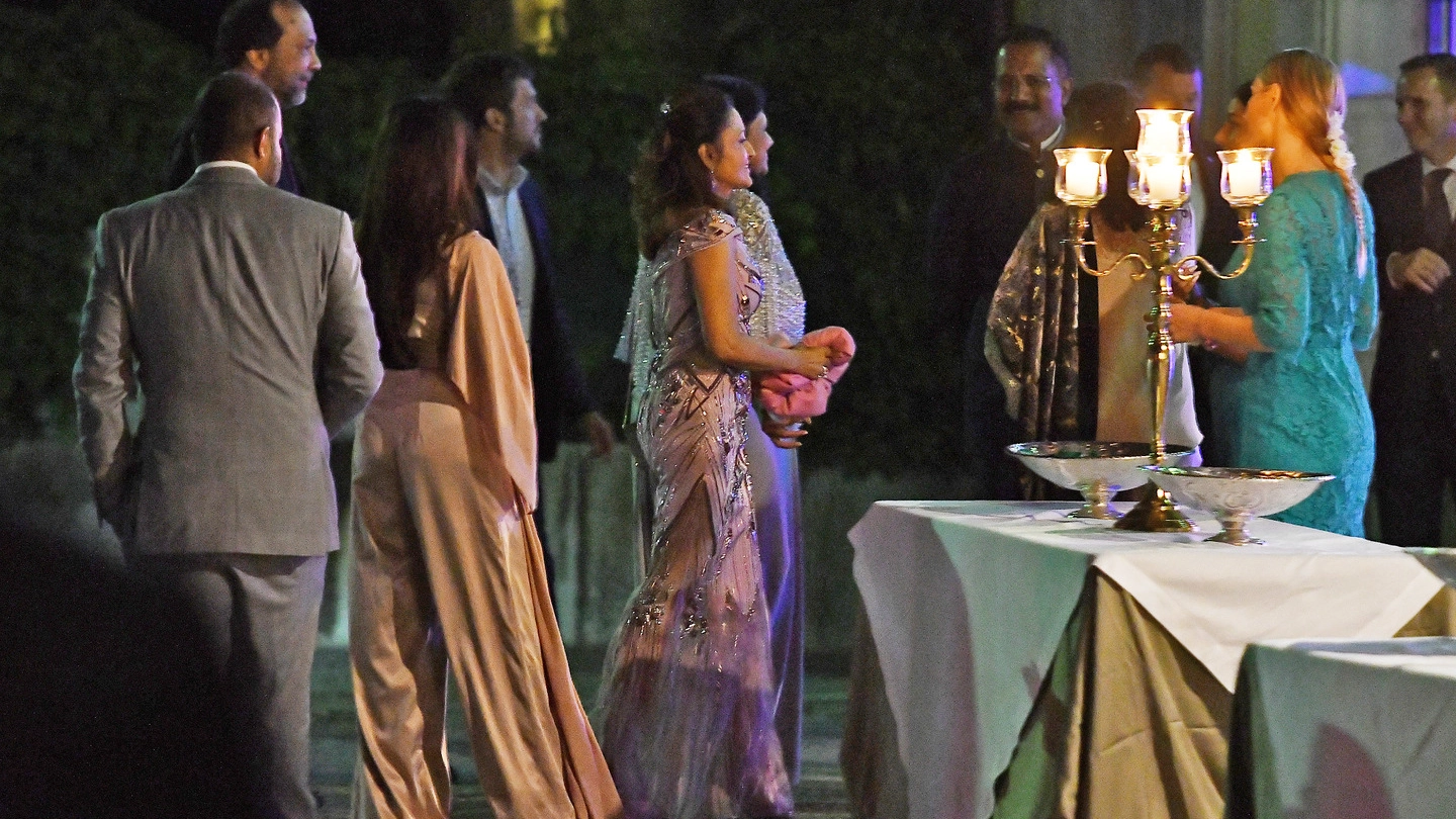Villa Olmo, l'arrivo degli invitati per la festa di fidanzamento indiana