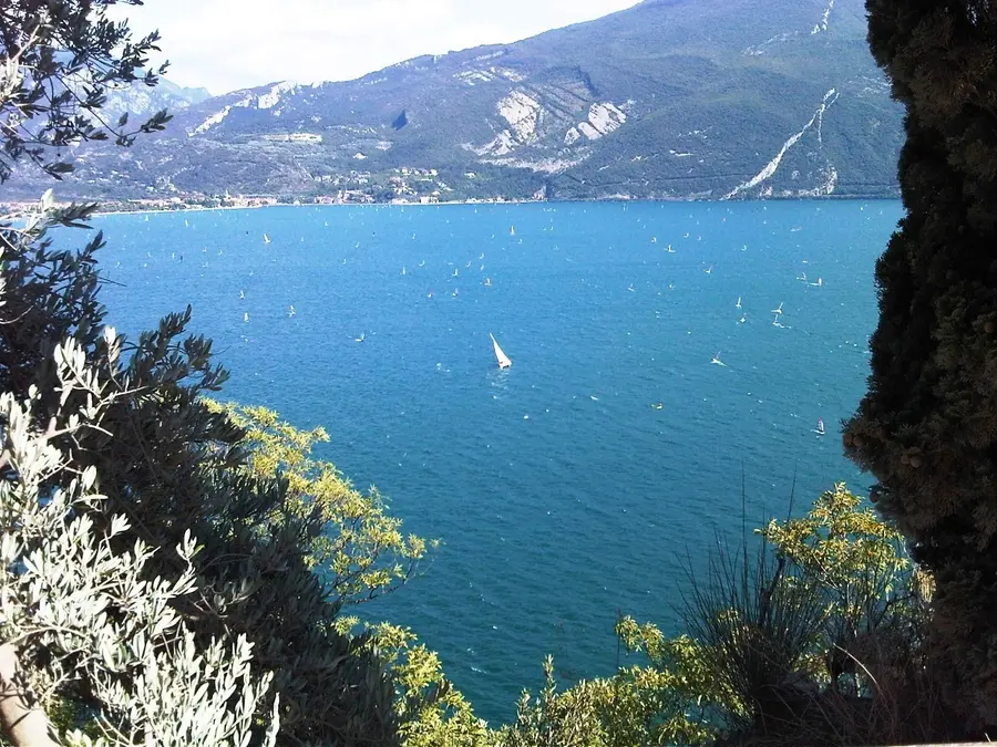 Surfista 59enne di Salò muore nel lago di Garda