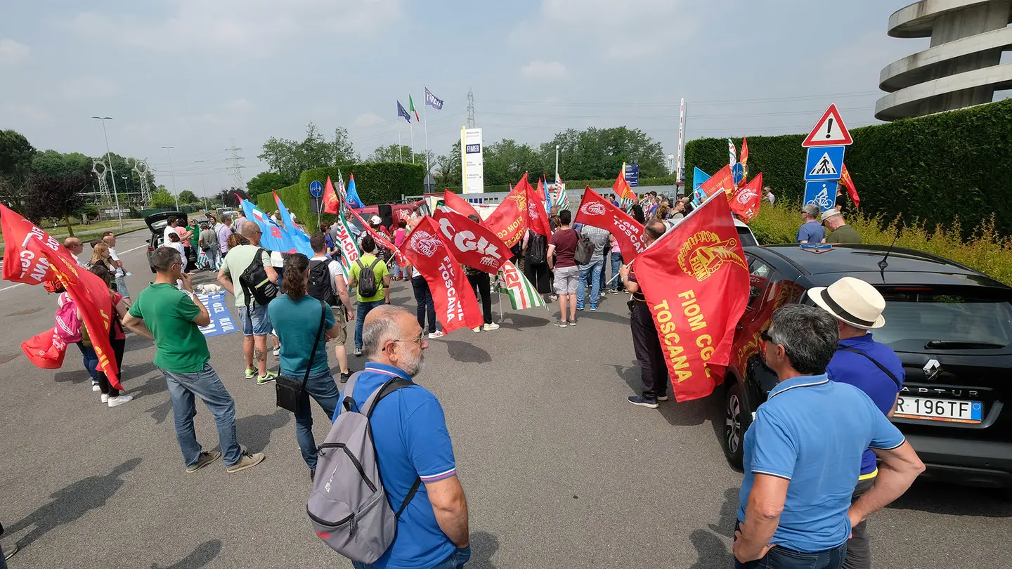 Una protesta davanti alla Fimer Una protesta davanti alla Fimer