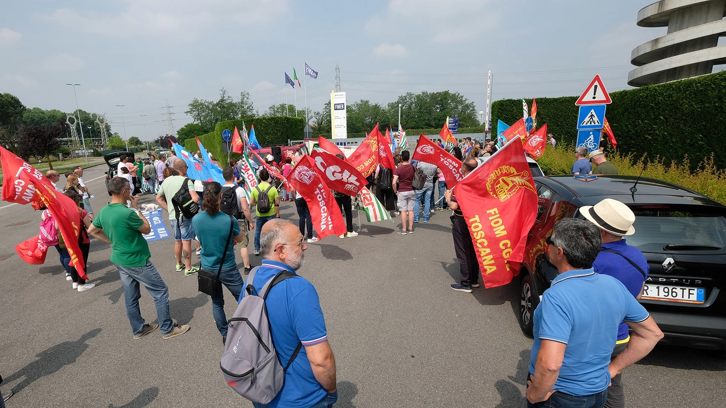 Una protesta davanti alla Fimer