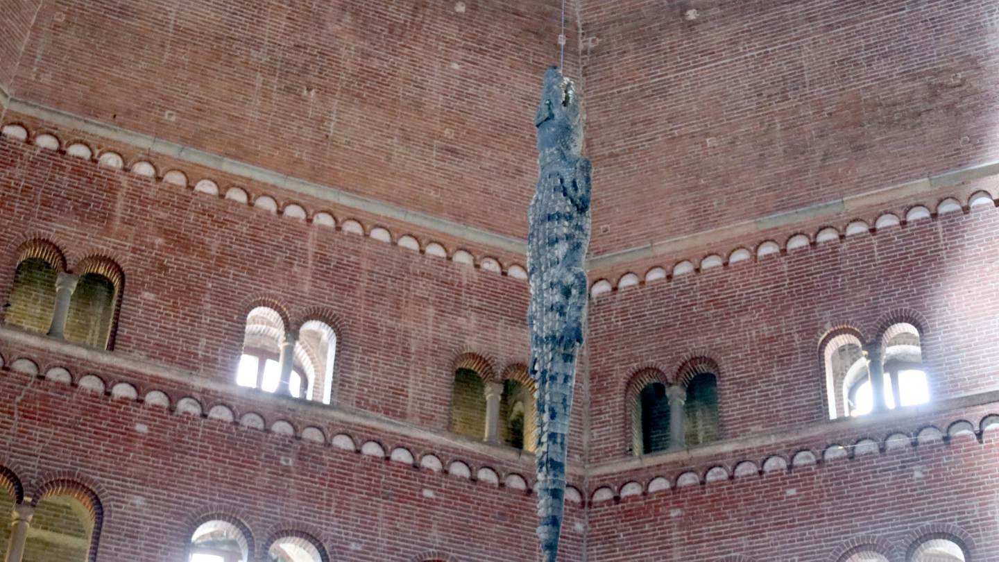Il coccodrillo di Cattelan nel battistero di Cremona Il coccodrillo di Cattelan nel battistero di Cremona