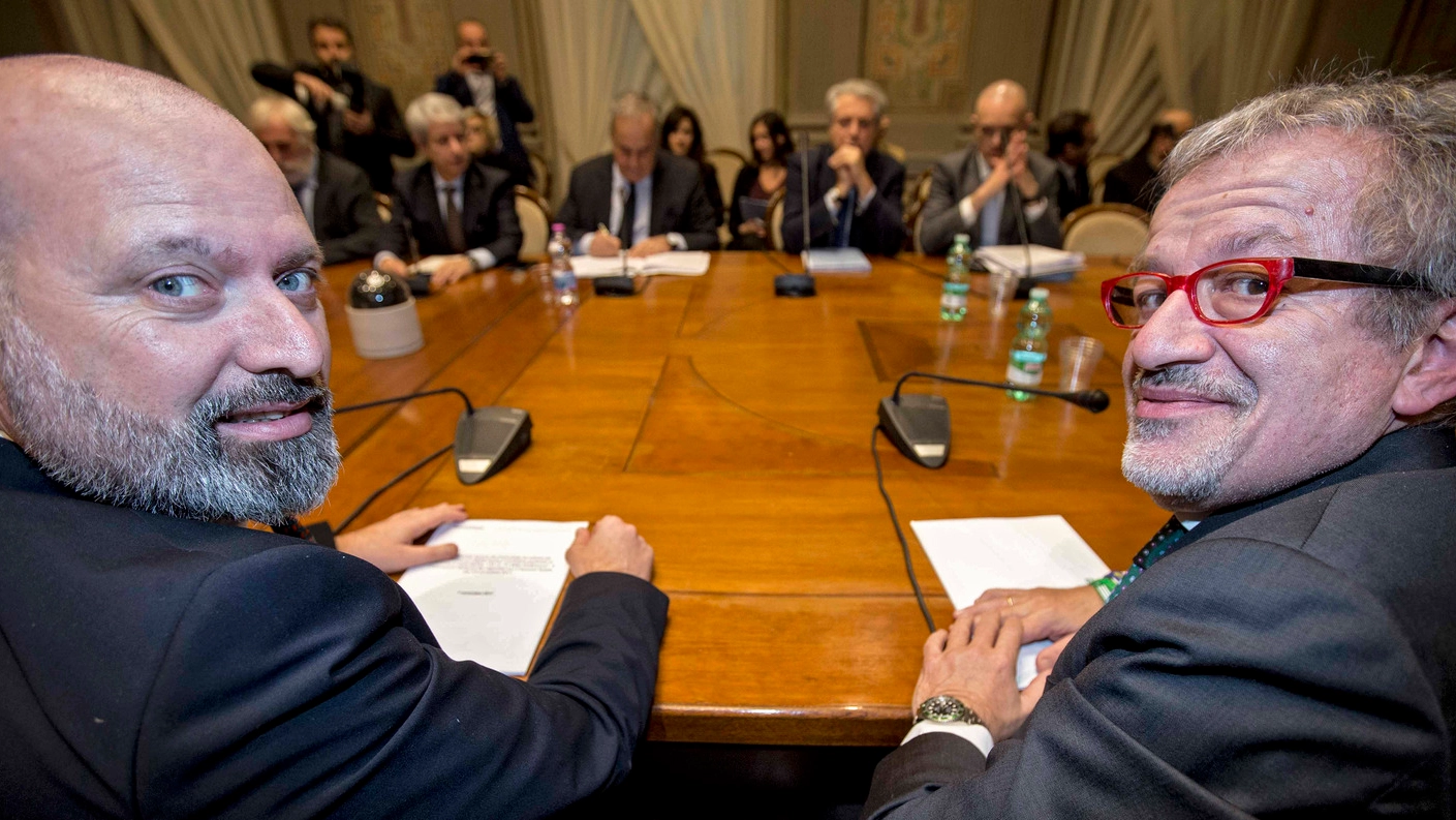 NEGOZIATI Il governatore emiliano Stefano Bonaccini e il presidente Roberto Maroni ieri a Roma 