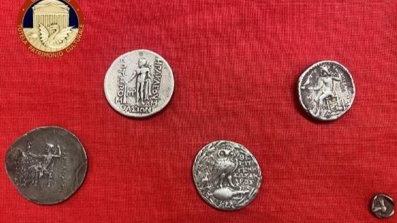 I Monuments Men di Monza αποκατέστησε στην Ελλάδα πέντε αρχαία νομίσματα που βρέθηκαν σε ηλεκτρονικό εμπόριο