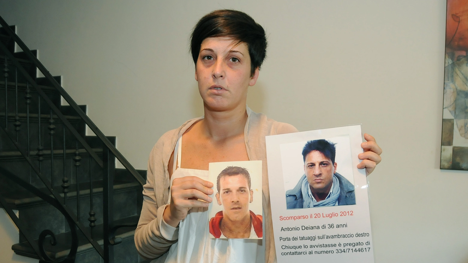 Antonella Deiana, sorella della vittima, mostra la sua foto