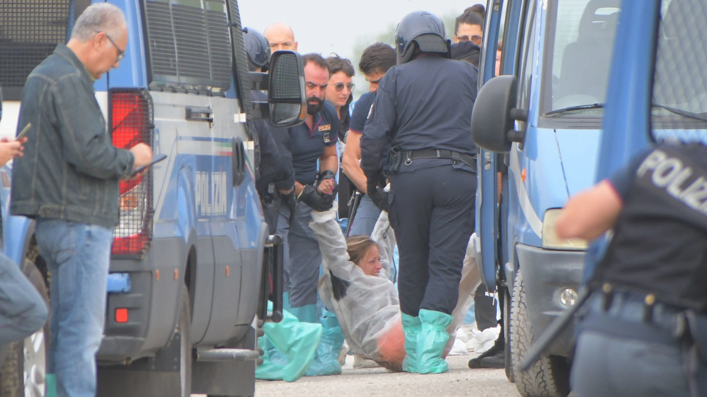 In alto, una manifestante allontanata con la forza In alto, una manifestante allontanata con la forza