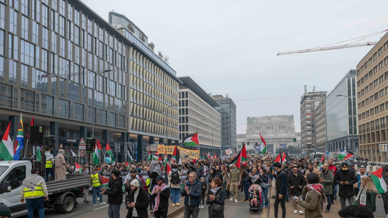 Il corteo pro Palestina in via Vittor Pisani (Foto Andrea Fasani)