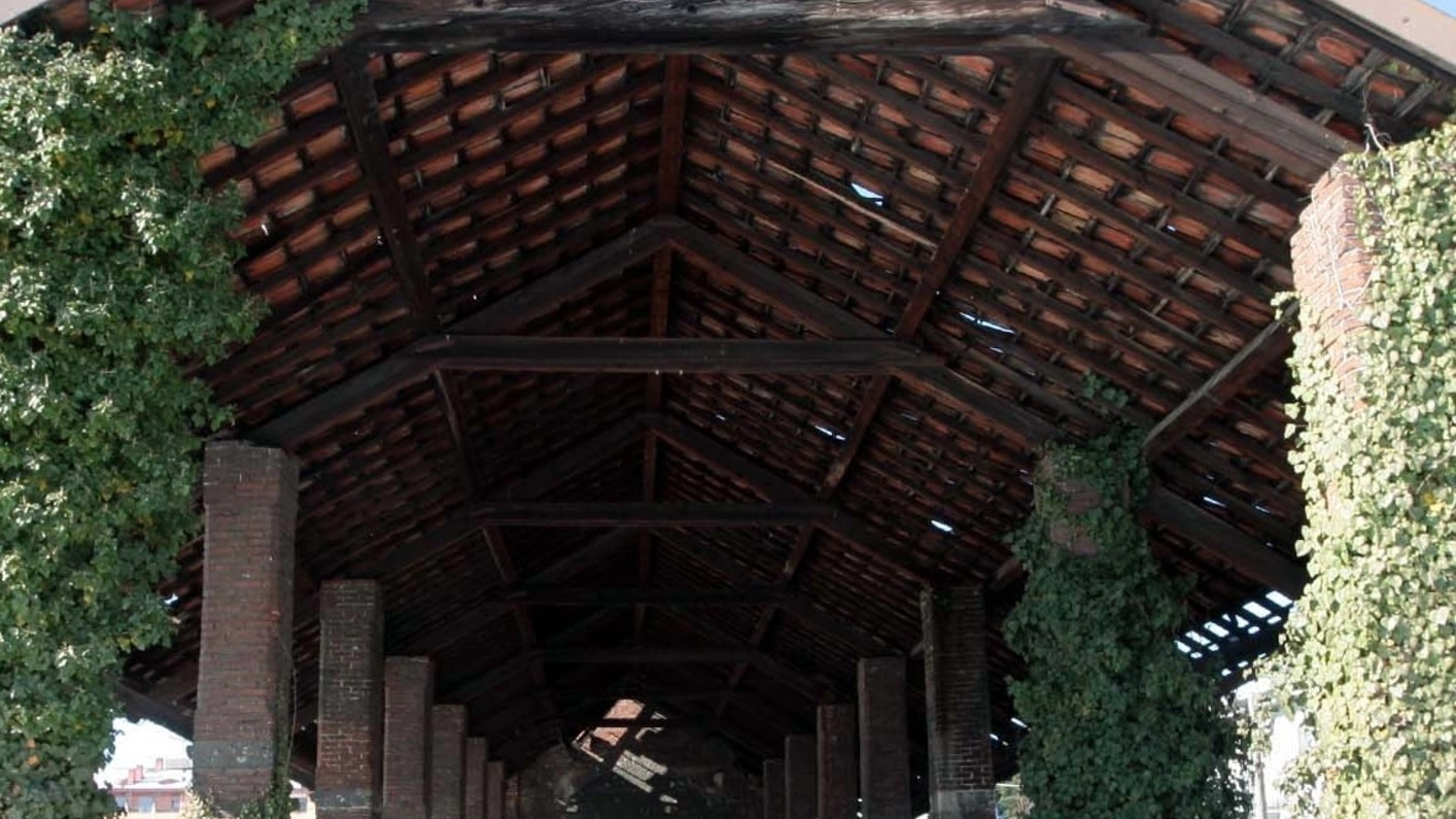 Il degrado della vecchia tettoia della Gavazzi, ex storica fabbrica di Desio