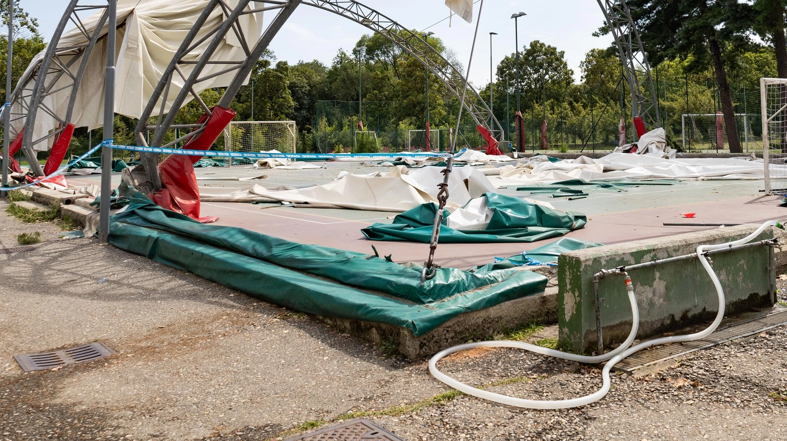 Centro sportivo Rase al suolo le tribune e la copertura Centro sportivo Rase al suolo le tribune e la copertura