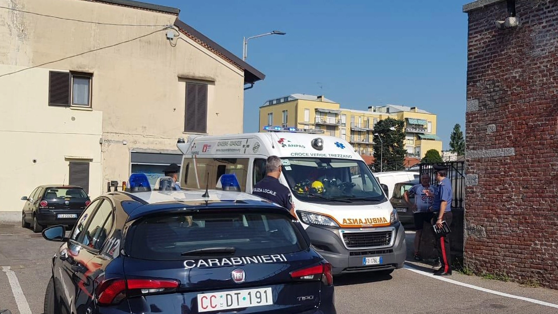 Carabinieri e ambulanza sul luogo della tragedia