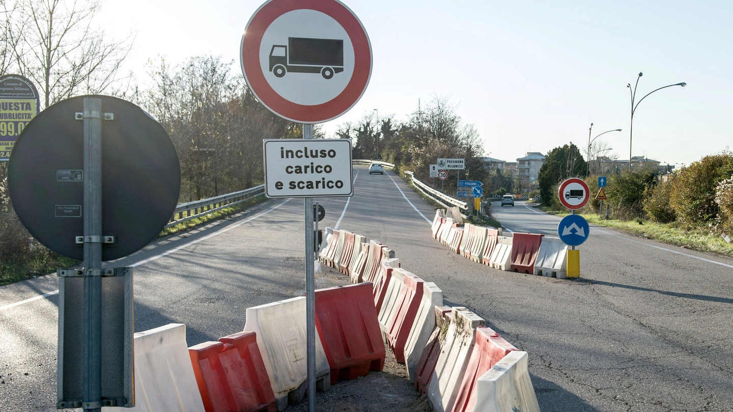 Il transito sul cavalcavia di via Lombardia è vietato ai camion