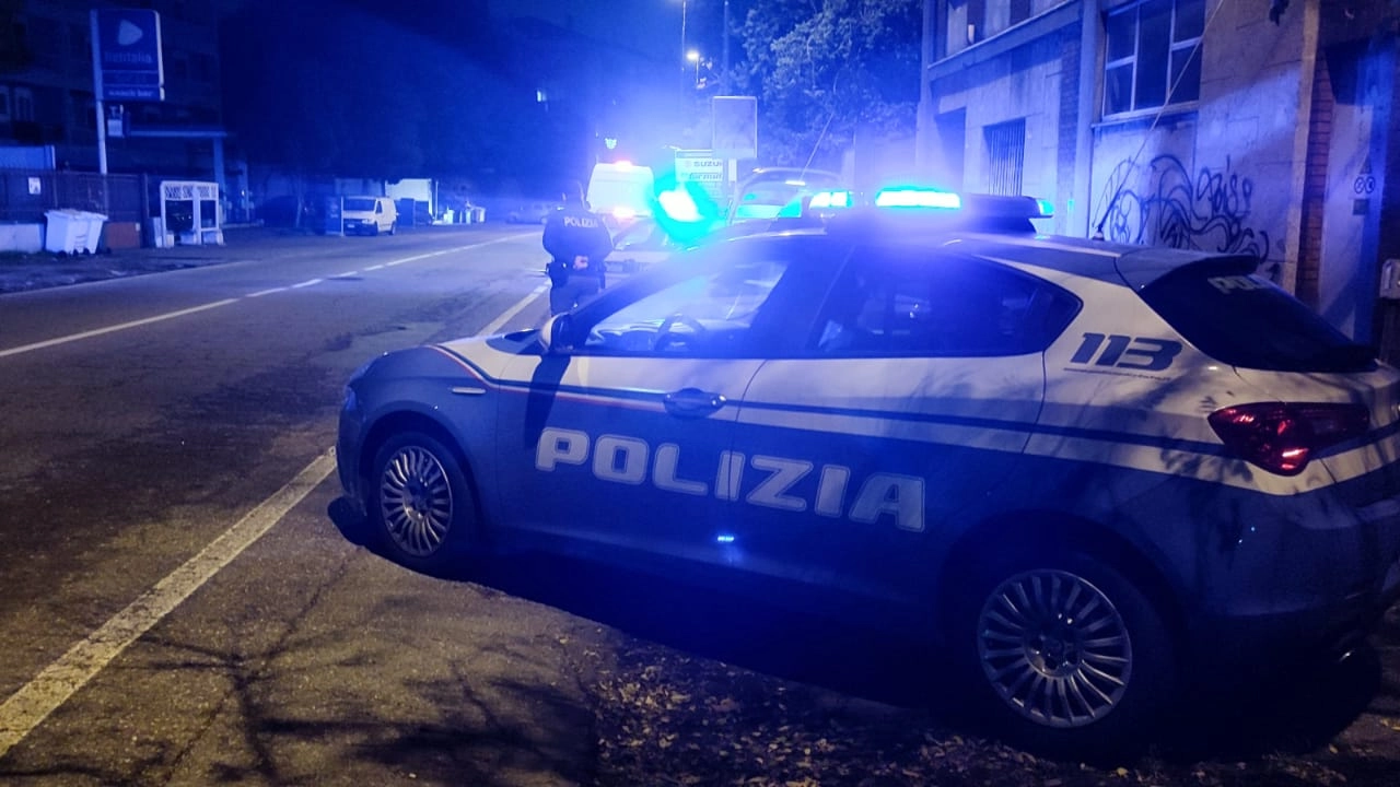 Un'auto della polizia in servizio notturno Un'auto della polizia in servizio notturno