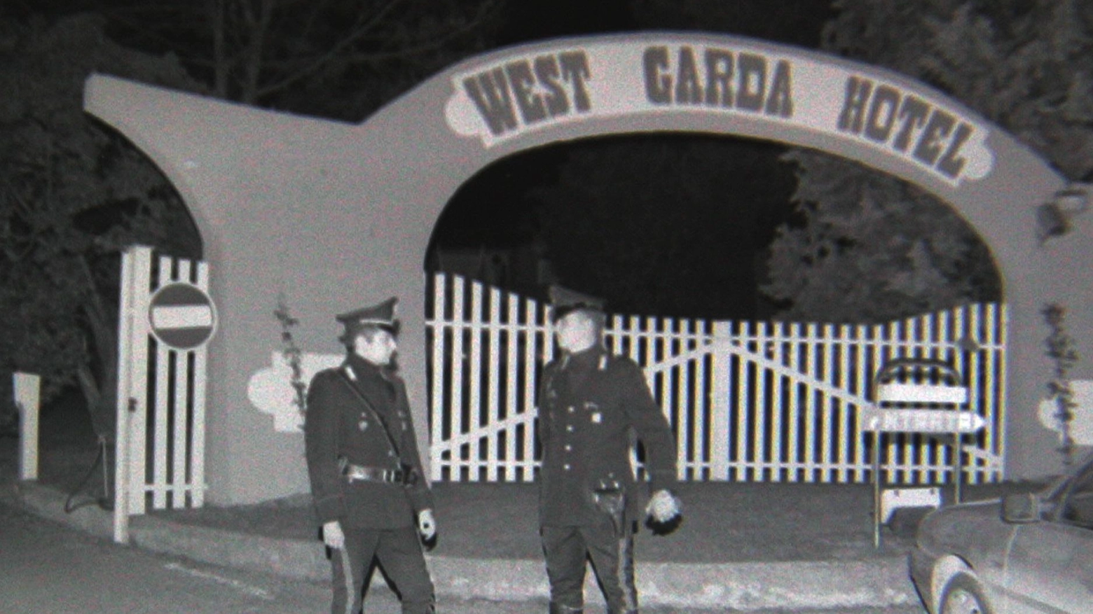 L'ingresso dell'hotel e i carabinieri