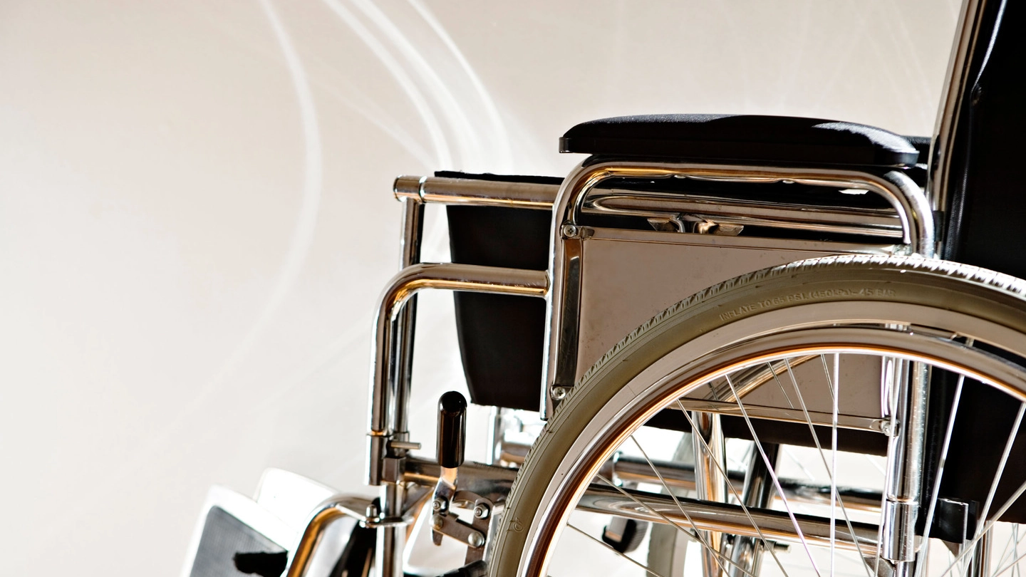 Una sedia a rotelle (Olycom)
