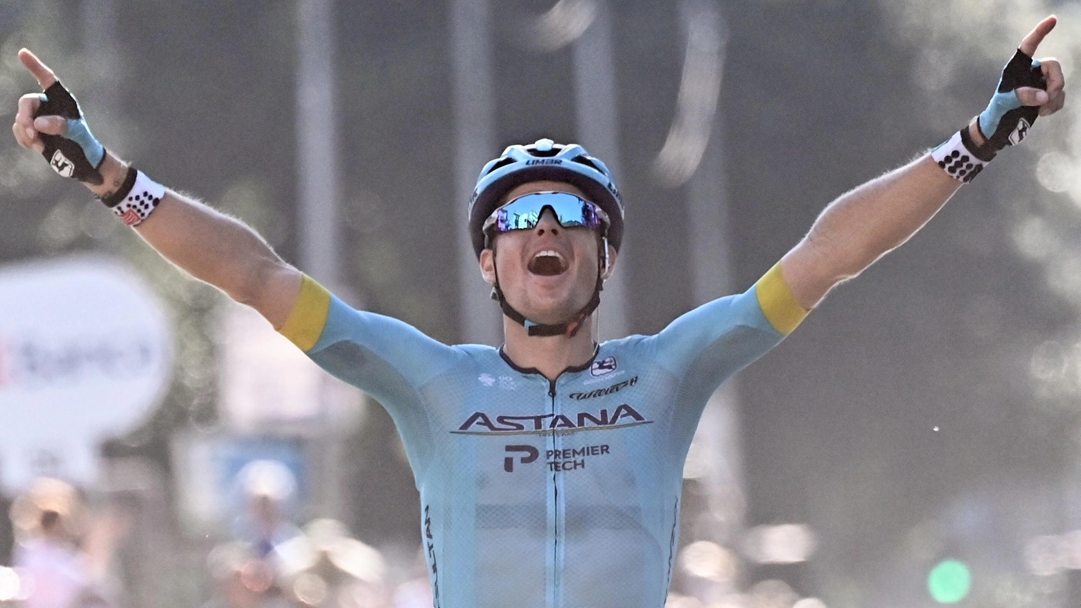  Jakob Fuglsang taglia il traguardo del Giro di Lombardia 2020