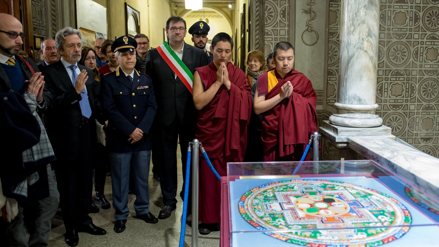 La cerimonia col sindaco Romano e i monaci davanti al Mandala