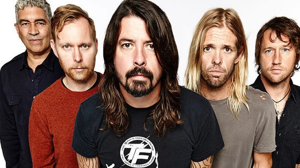 I Foo Fighters con al centro il leader della band, l’ex batterista dei Nirvana Dave Grohl