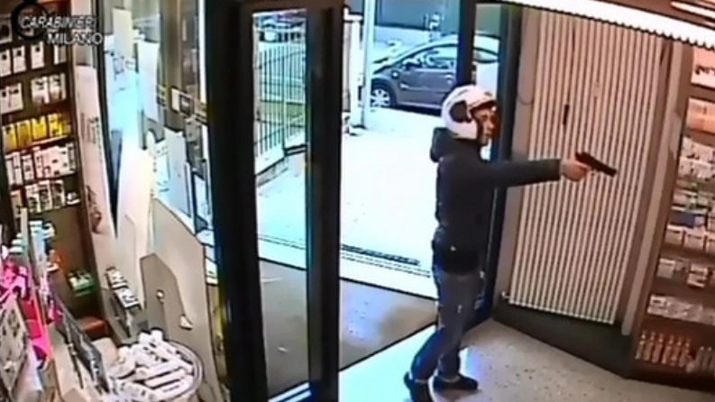 Il rapinatore entrato in farmacia con la pistola