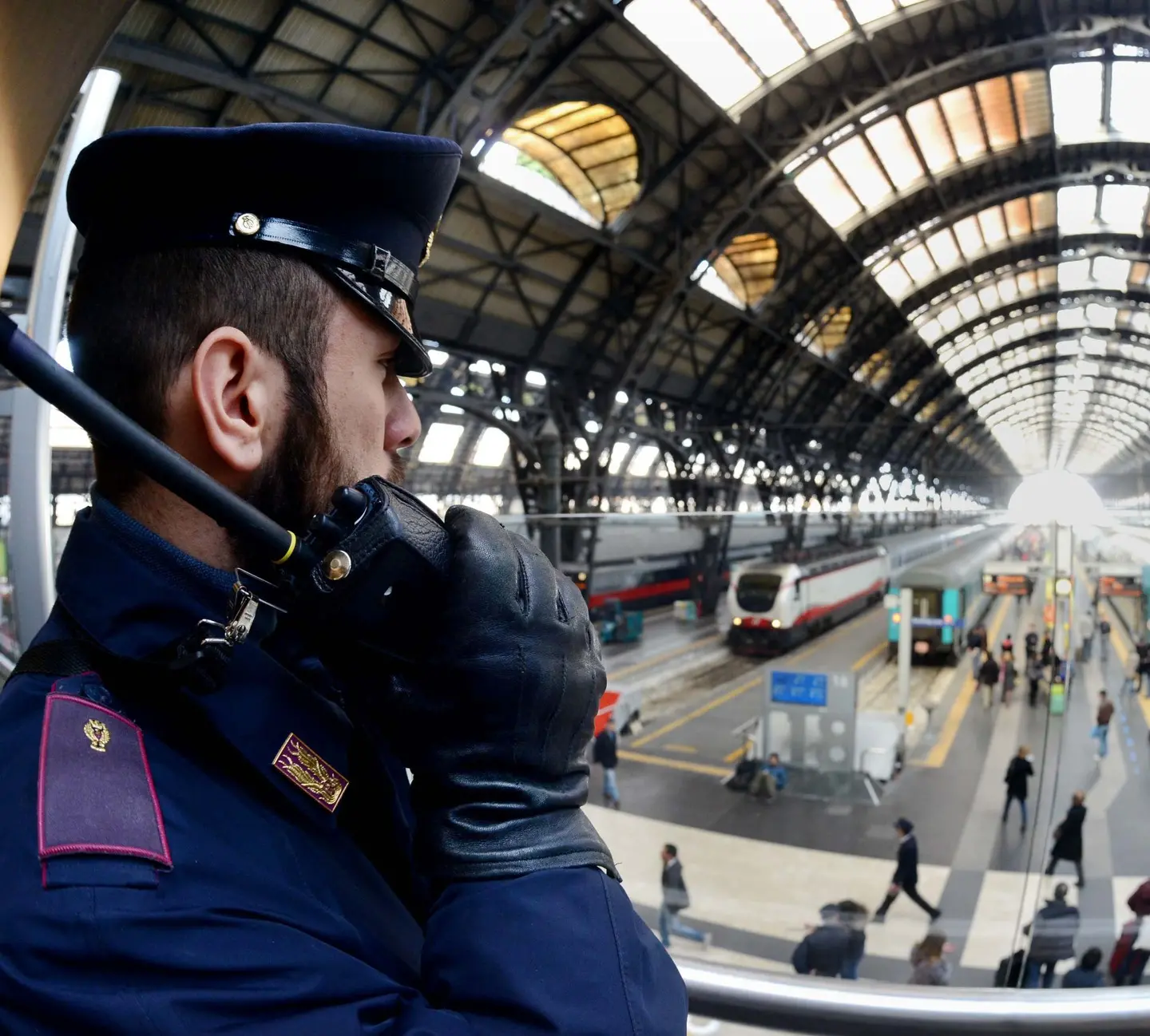 Ferragosto nelle stazioni lombarde con la Polizia: 1299 persone controllate e 7 arresti