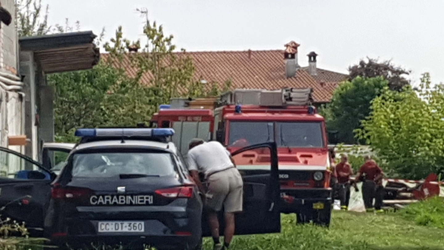 L’INTERVENTO Vigili del fuoco, soccorritori e carabinieri arrivati sull’incidente. Sotto Arialdo Villa 
