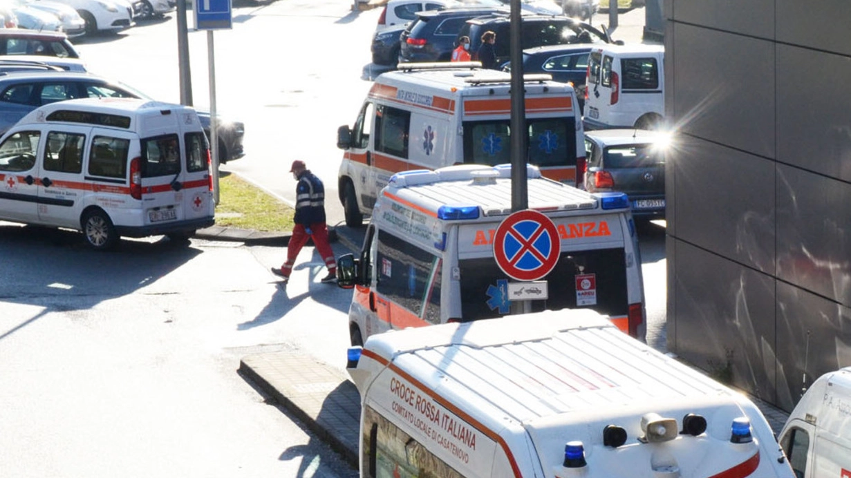 Tante ambulanze ancora in coda in attesa al pronto soccorso dell’ospedale di Lecco