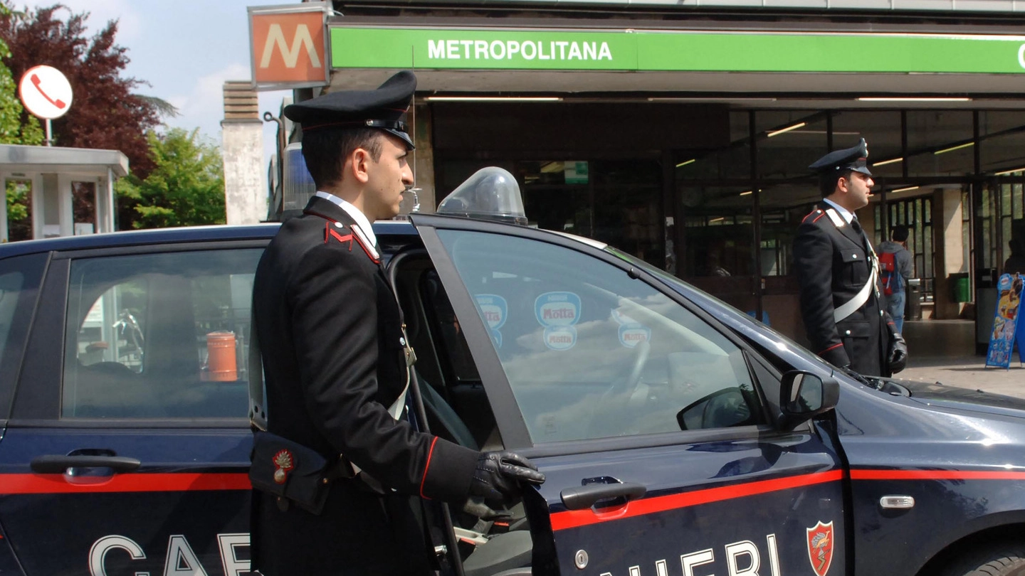 I carabinieri alla stazione della metropolitana