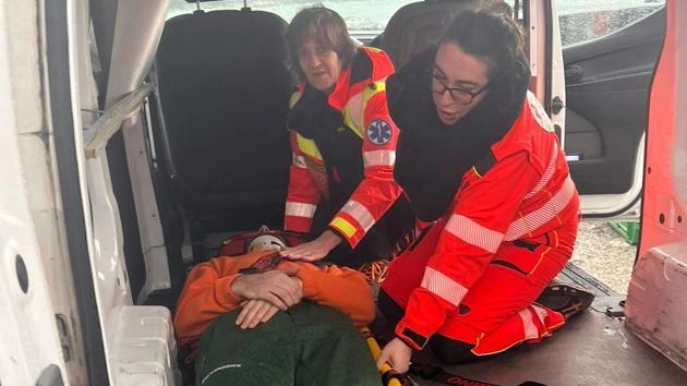 Il 23enne ferito dopo essere precipitato col parapendio viene caricato in ambulanza 