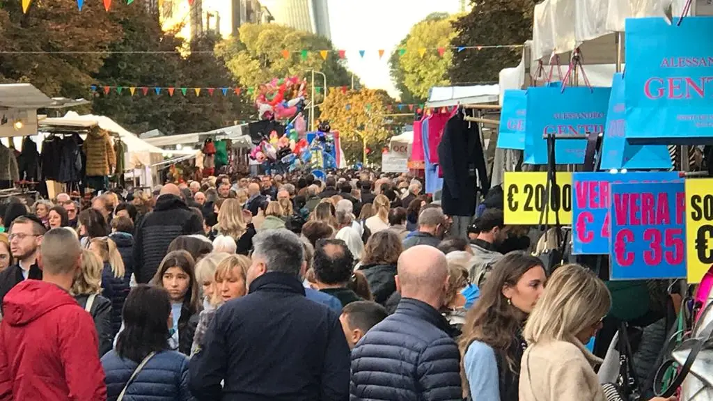 Gli Ambulanti di Forte dei Marmi a Milano, Via Washington, Festa d'Autunno 2022 Gli Ambulanti di Forte dei Marmi a Milano, Via Washington, Festa d'Autunno 2022