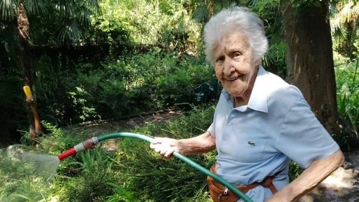 Nonna Pupa impegnata a bagnare il suo giardino