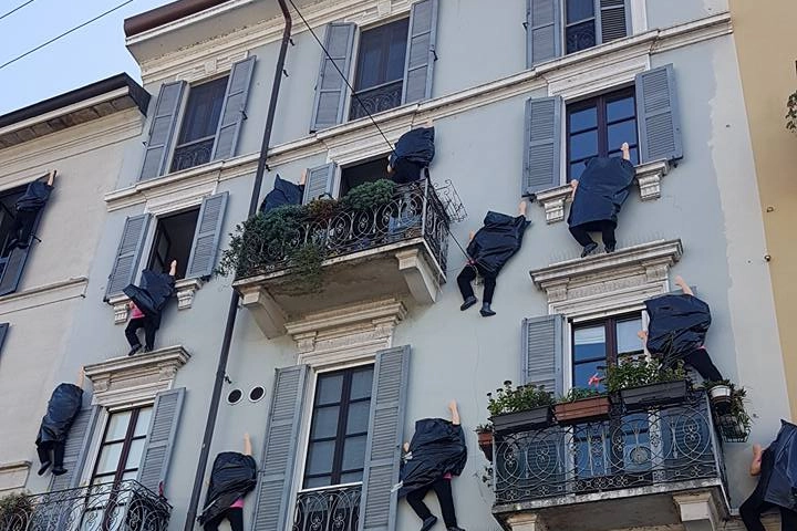 Manichini su un palazzo dei Navigli