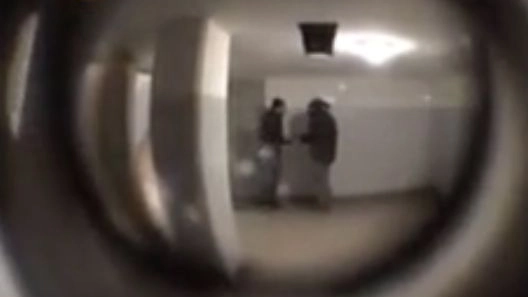 Spaccio di droga attraverso uno spioncino (Frame video polizia)