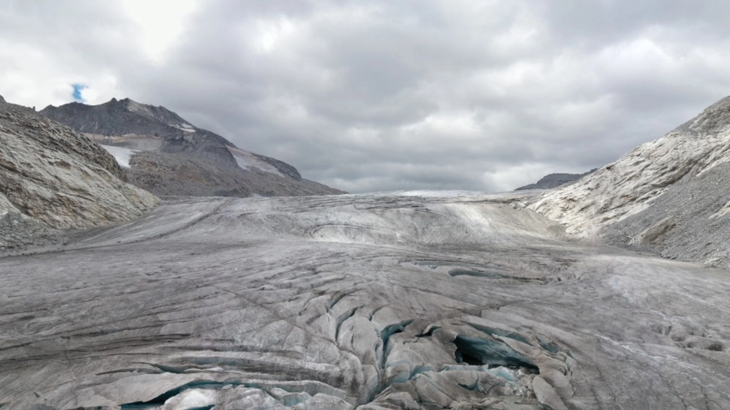 Quel che resta del ghiacciaio dell’Adamello-Mandrone visto dall’lto