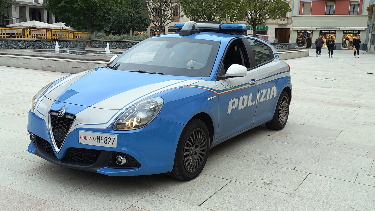 Una volante della Polizia durante i controlli in centro città a Legnano Una volante della Polizia durante i controlli in centro città a Legnano