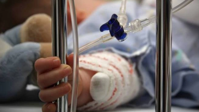 Il piccolo, soccorso a Sesto San Giovanni, è ricoverato nell’ospedale Buzzi di Milano. La pm dei Minori Fiorillo ha aperto un fascicolo